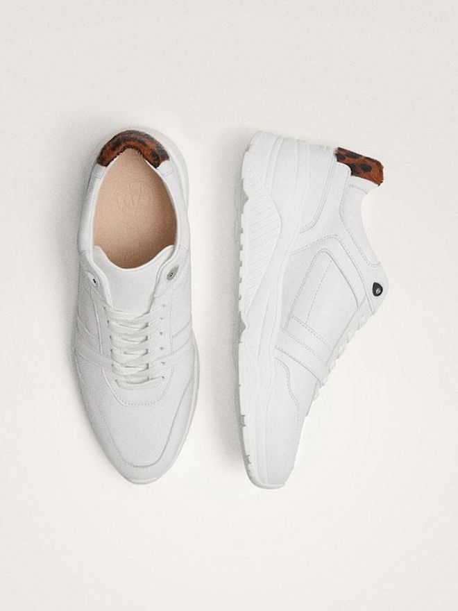 Deportivos de piel en blanco, 49,95 euros