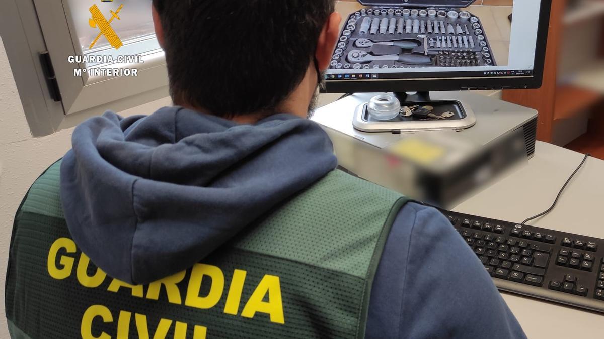 Un guardia civil trabajando