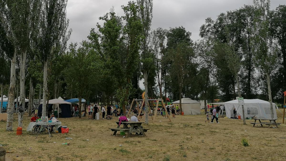 Toresanos disfrutan en la pradera de la romería y de una jornada campera