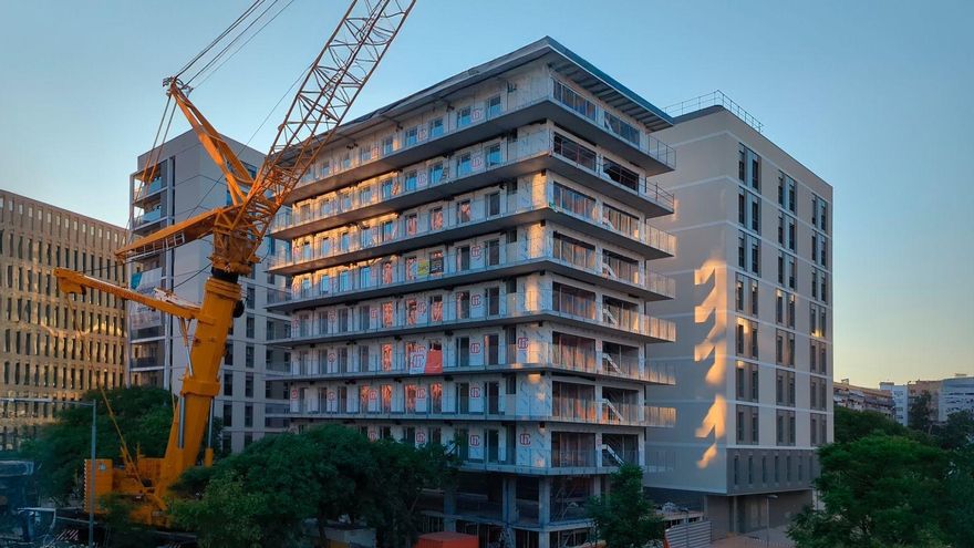 La constructora del Bages CompactHabit finalitza el muntatge de l’edifici modular més alt de l’Estat
