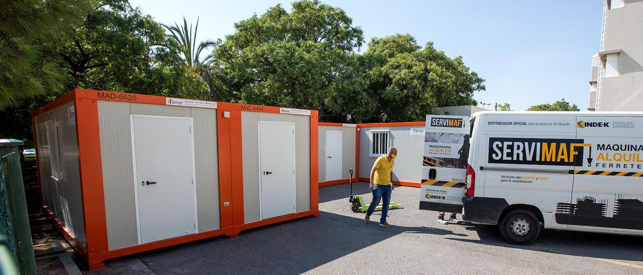 Barracones sanitarios. El Consell ha instalado casetas prefabricadas en el Centro de Salud de Florida Babel de Alicante para atender casos de covid.