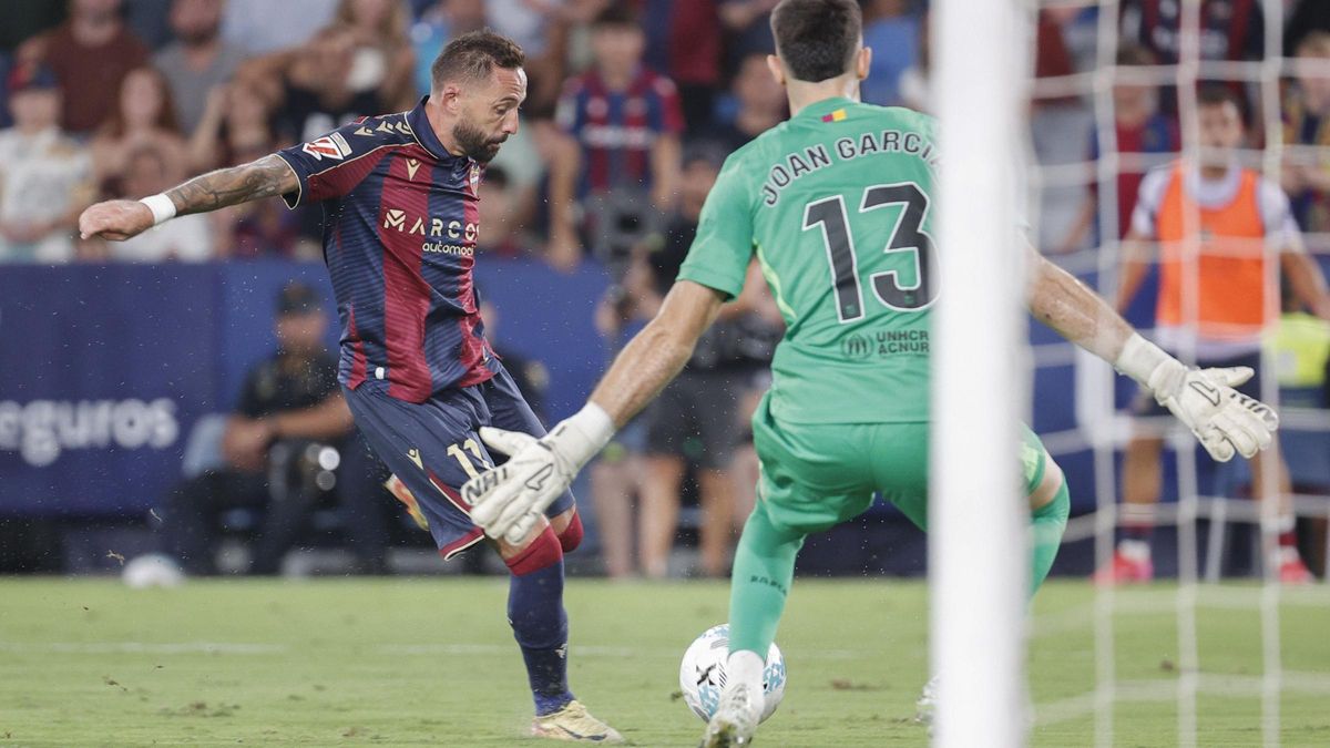 El disparo de Morales, el delantero del Levante, topa con el cuerpo de Joan Garcia, el portero del Espanyol.