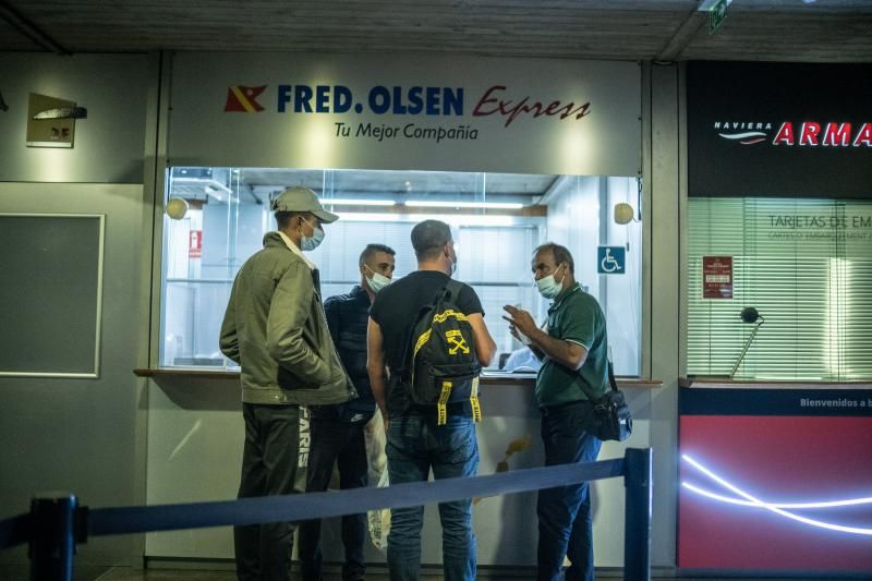 Migrantes en la estación marítima de Santa Cruz de Tenerife