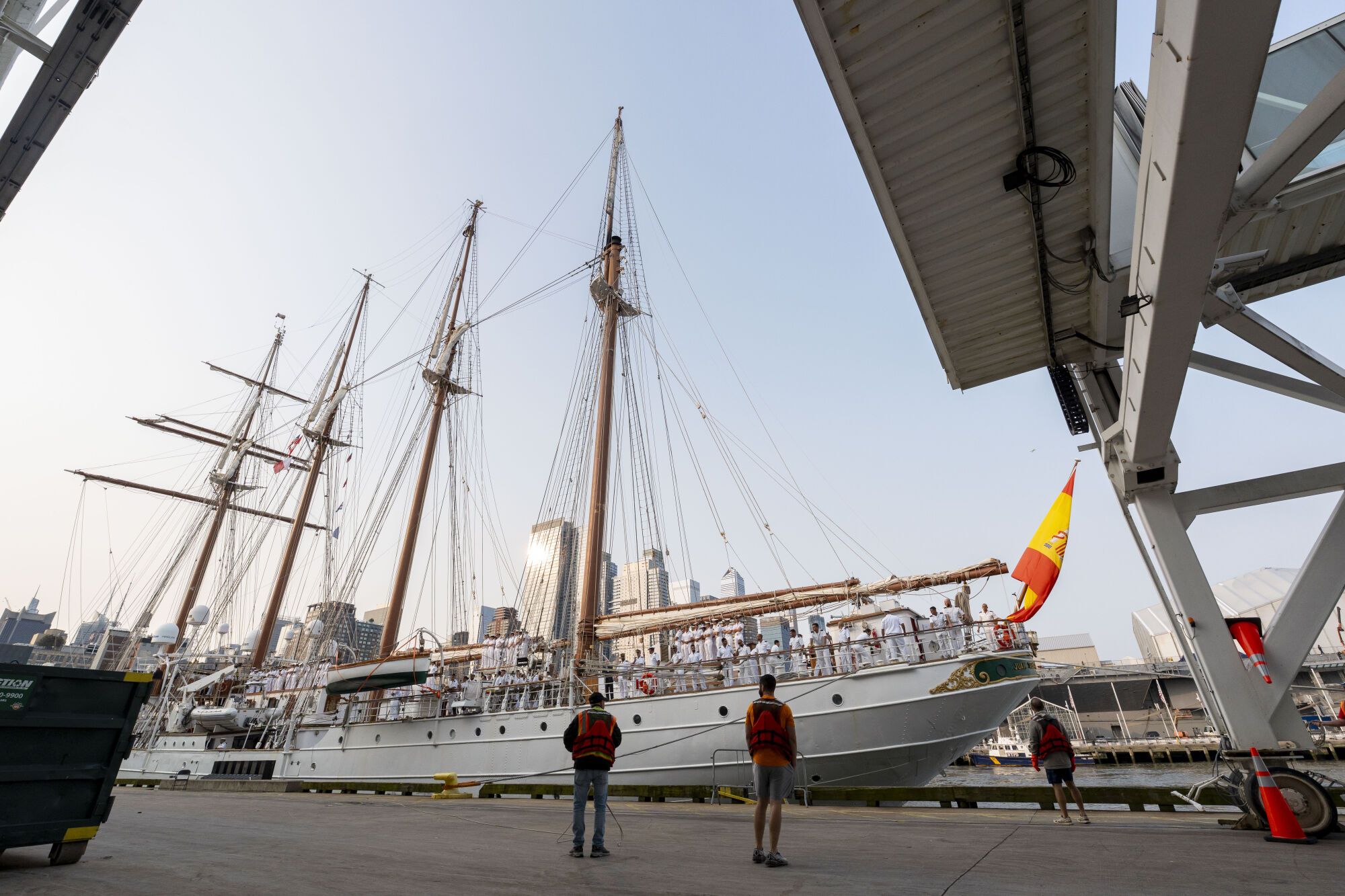 Llegada a Nueva York, EE.UU., del Buque-Escuela de la Armada Juan Sebastián de Elcano, este 4 de junio de 2025. EFE/Ángel Colmenares