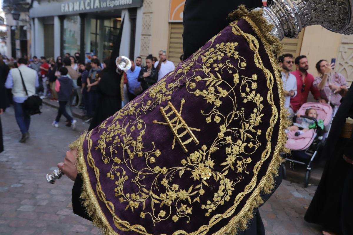 El Cristo de la Expiración se alza sobre Capitulares El Cristo de la Expiración se alza sobre Capitulares