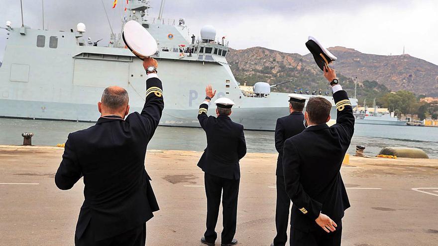 Los comandantes y el almirante despiden al buque. | JUAN CABALLERO