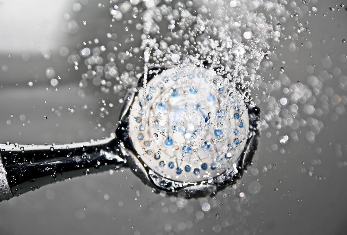 Cómo hacer un grifo con una botella de plástico. Tip para gastar menos agua  en el lavado de manos 