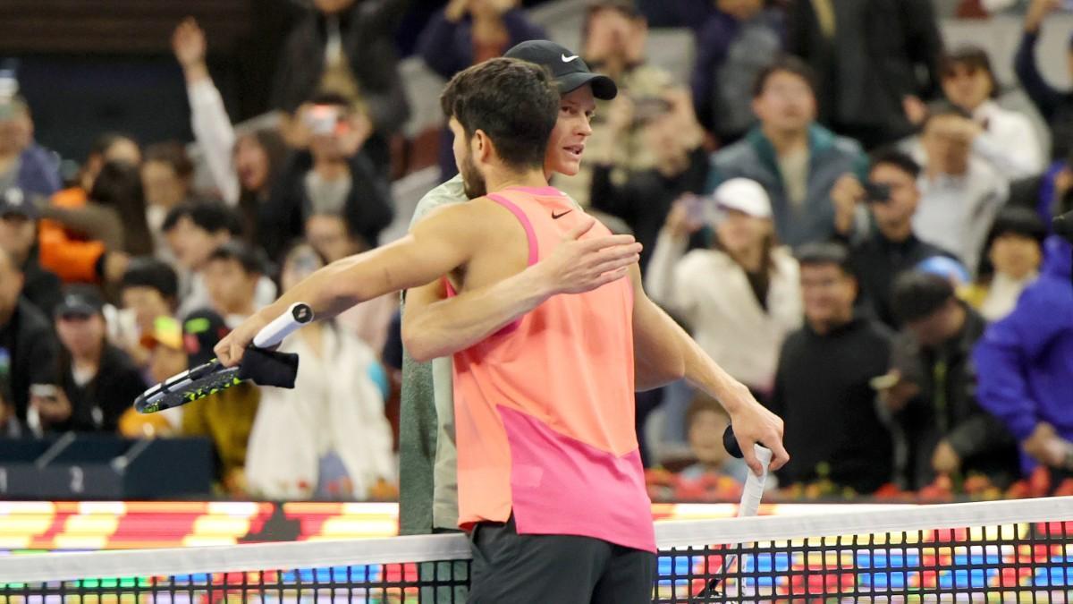 Sinner y Alcaraz se saludan tras la final de China