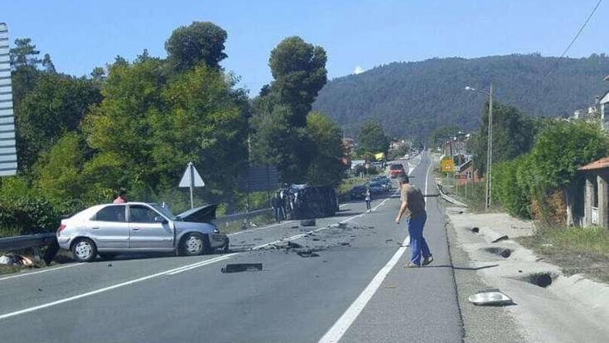 Los vehículos retirados tras el choque, ayer, en Xinzo. // D.P.