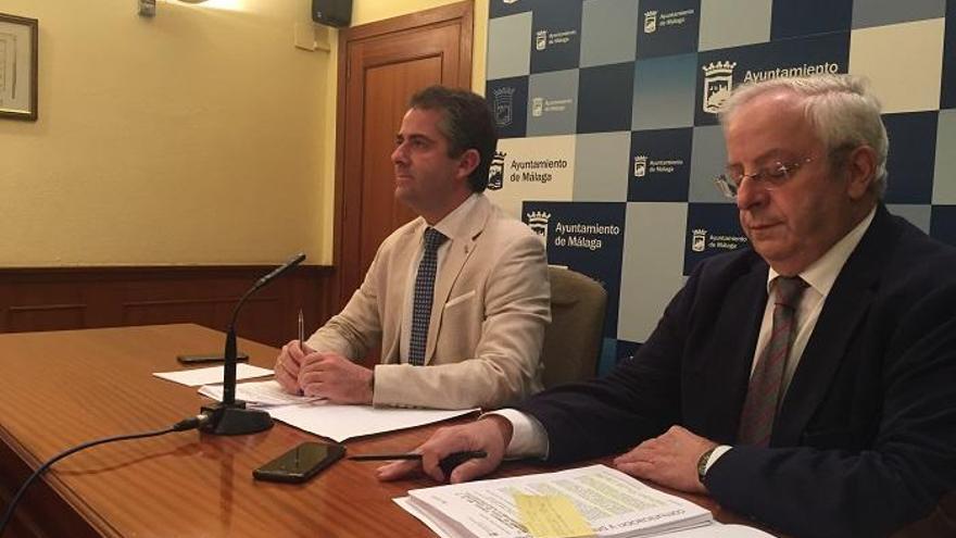 Carlos Conde y el director general de Economía, Rafael Sequeira, esta mañana.