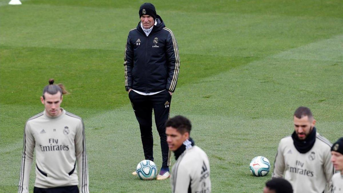 Zidane observa a sus jugadores
