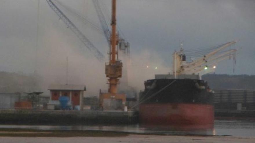 Nube de polvo durante las labores de descarga de un barco el pasado día 22.