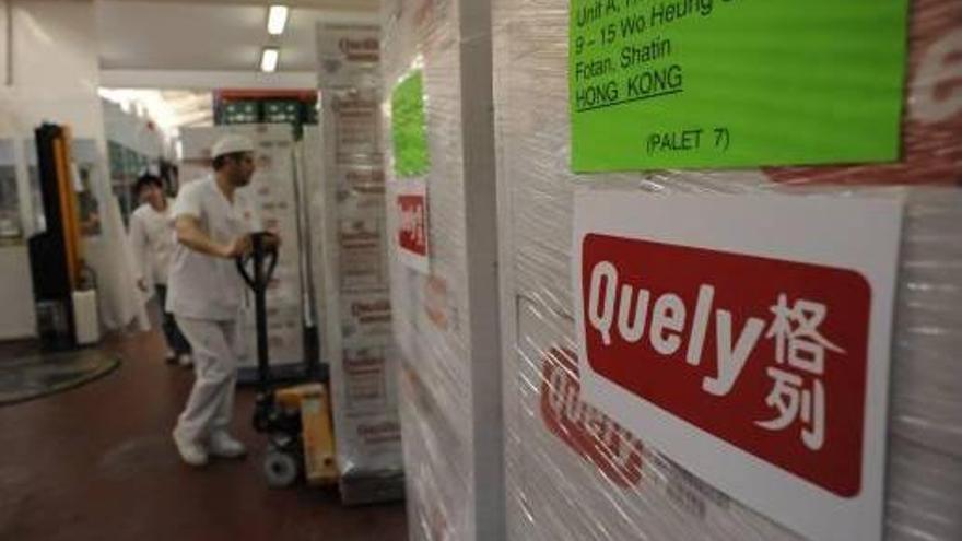 Un palé de cajas de galletas preparadas en la fábrica para ser enviadas a China.