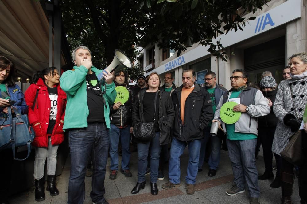 Protesta de la PAH para evitar otro desahucio en Gijón.