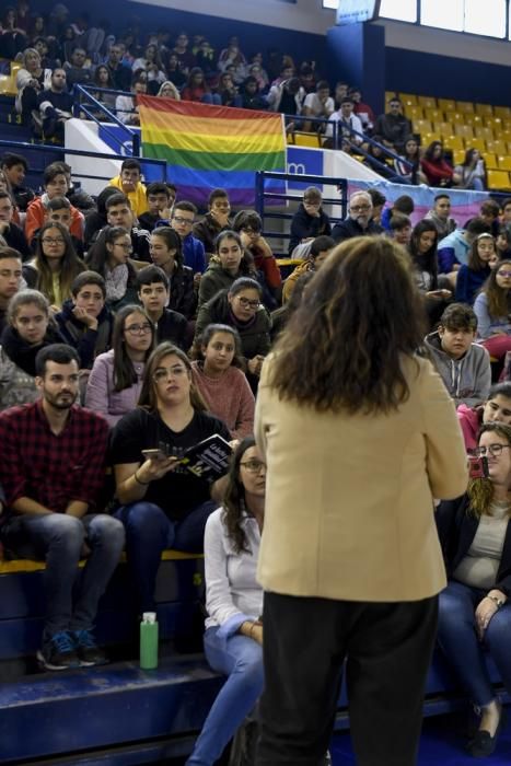 La diputada Carla Antonelli, con estudiantes de Secundaria en el Centro Insular de Deportes