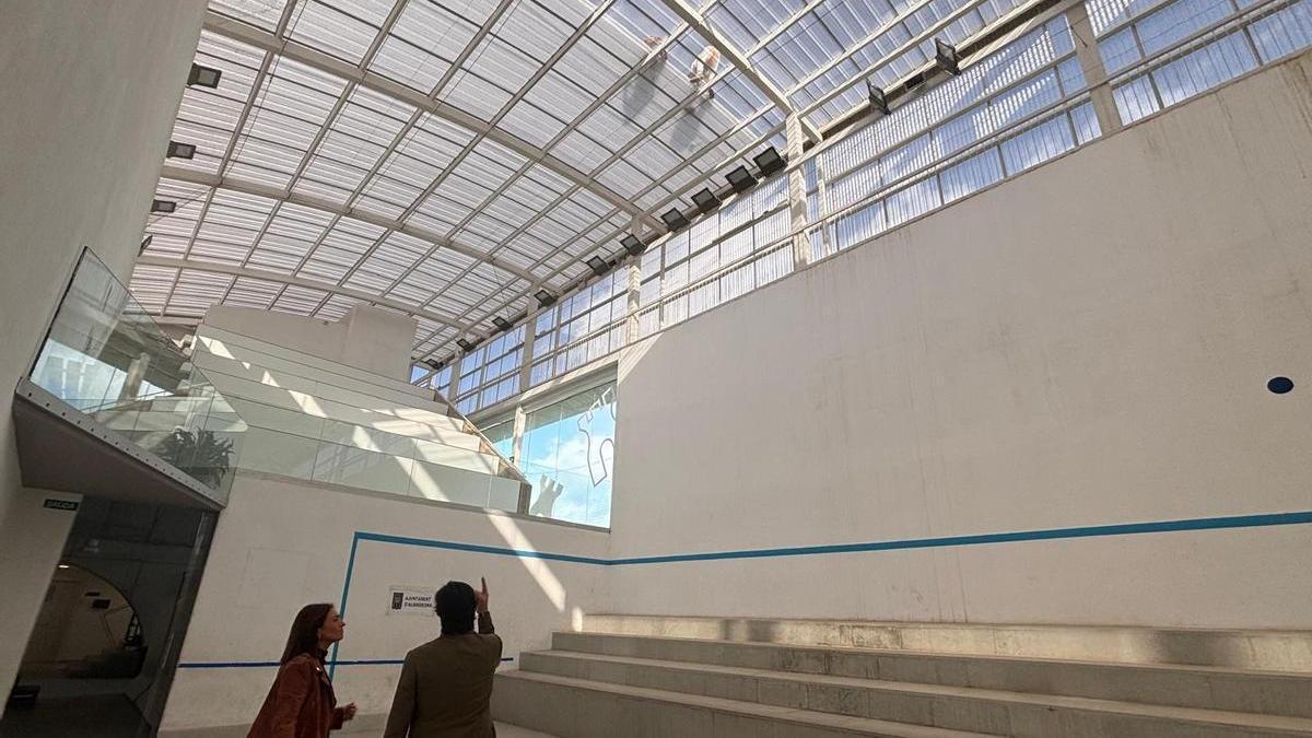 Las obras para renovar toda la cubierta del trinquet de Almassora ya han empezado.