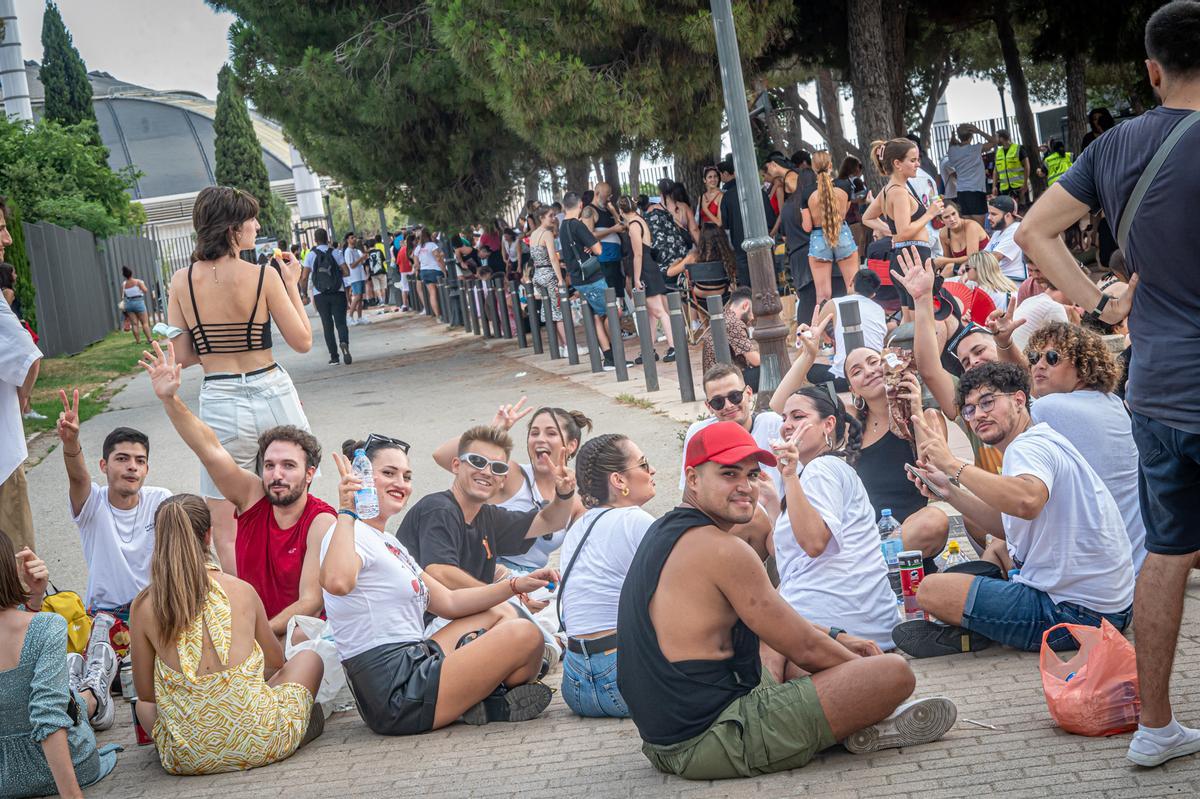 Ambiente en la cola antes del concierto de Rosalía