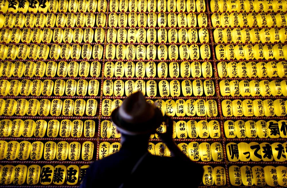 Una mirada hacia los cientos de lámparas de papel que adornan el templo Yasukuni, lugar donde se consagran a mas de 2,4 millones de muertos de guerra, durante el festival de Mitama.