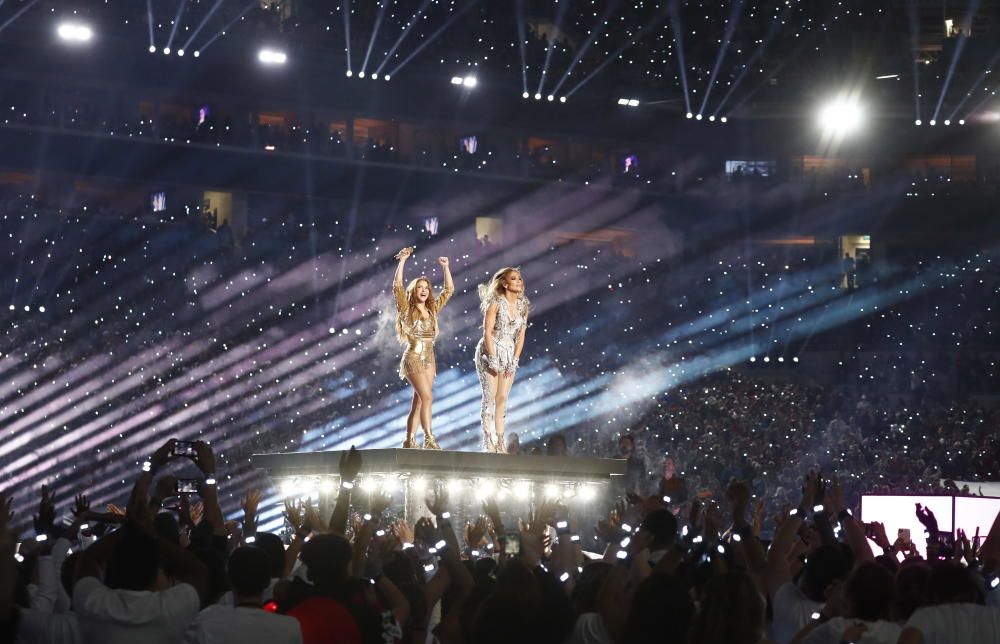 Jennifer López y Shakira deslumbran en el descanso de la Super Bowl