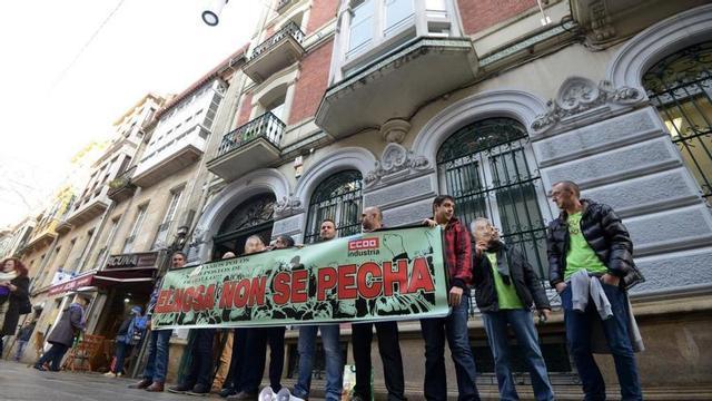 Trabajadores de Elnosa en una protesta ante el Concello de Pontevedra.