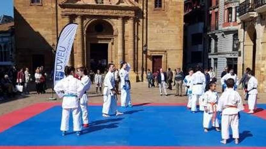 Exhibición de kárate en la plaza del Ayuntamiento.