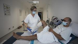 Ejercicios de rehabilitación de traumatología en el Hospital Can Misses de Ibiza