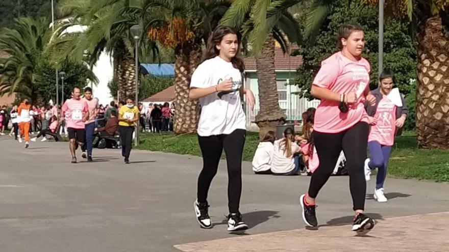 Estudiantes participantes en una de las carreras organizadas ayer por el IES Cuenca del Nalón en el parque García Lago de La Felguera. | M. Á. G.