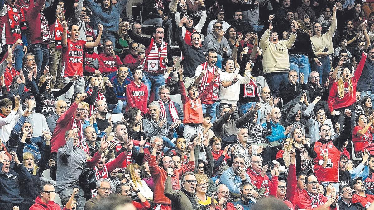 Els aficionats del Bàsquet Girona celebrant una cistella a Fontajau contra el Barça.