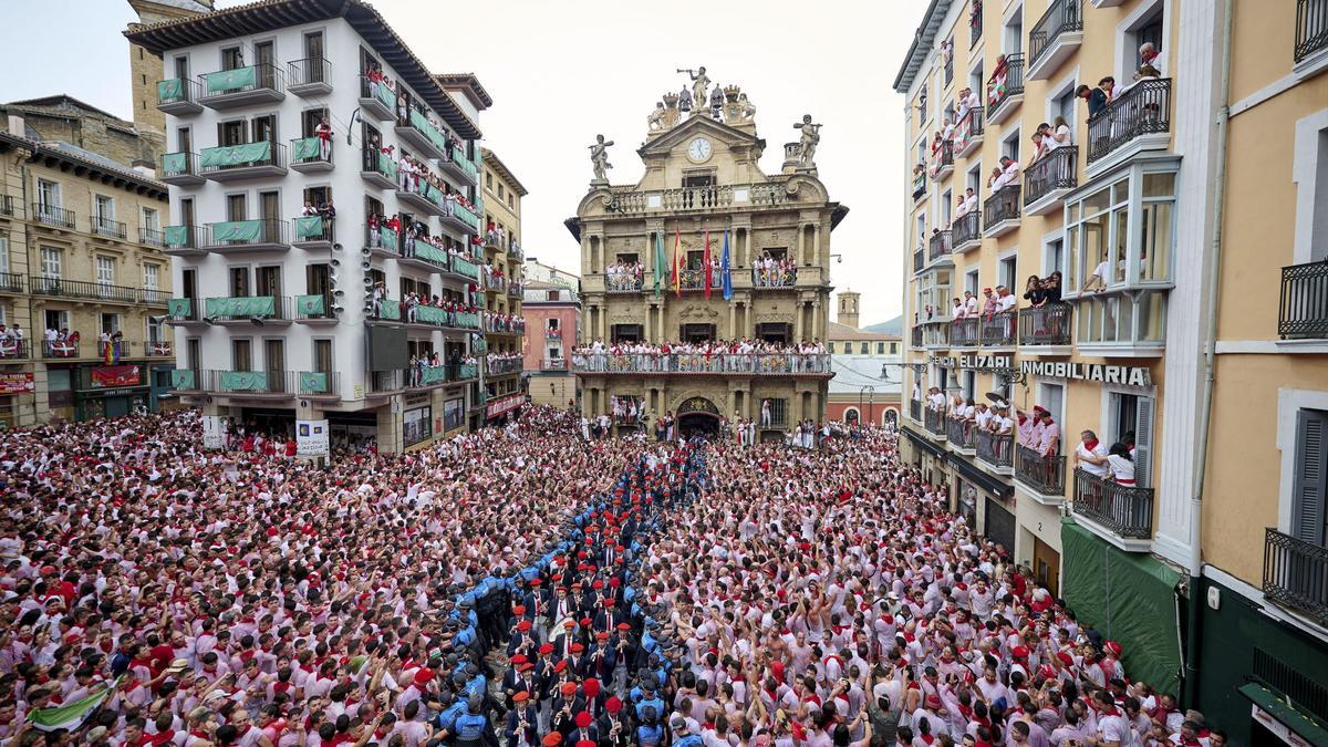 Imatge de la plaça durant el "chupinazo"