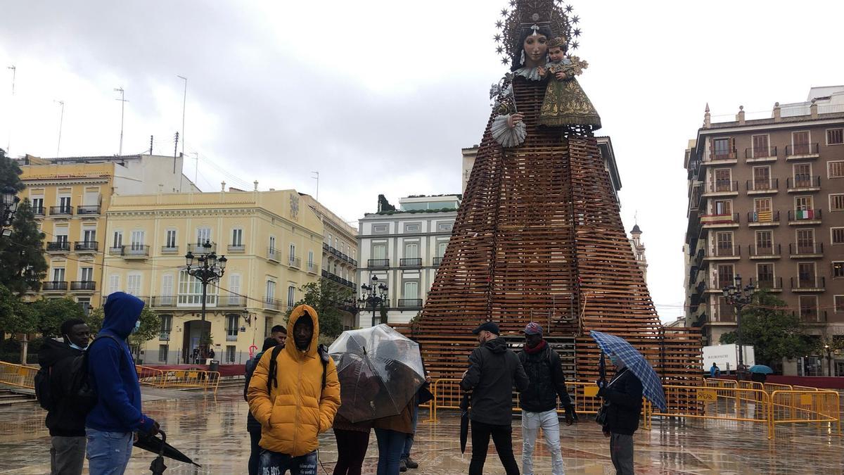 La imagen de la plaza de la Virgen, a la espera de acontecimientos.