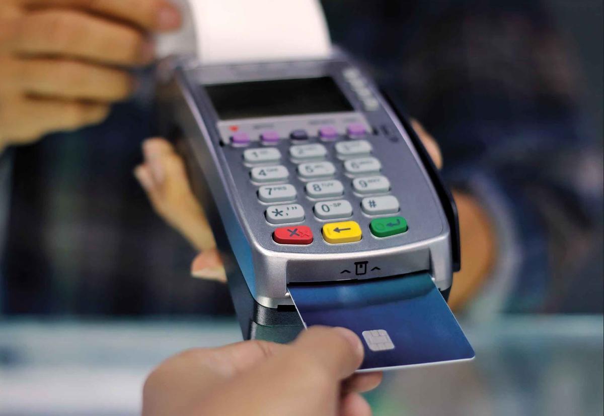 Una persona fa un pagament amb targeta bancària