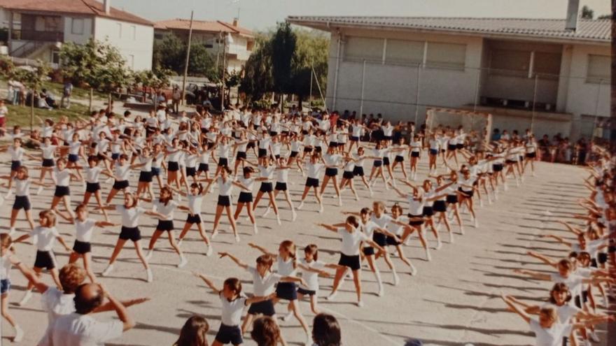 Una clase de educación física del año 1985 en el patio del centro.