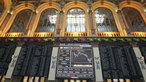 La Bolsa española se gira a la baja, cae el 0,11 % y pierde los 13.900 puntos