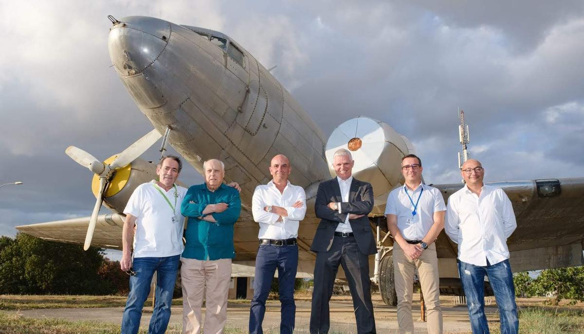 Miembros de la Asociación de Amigos de la Aviación Histórica posan con el BC-3 antes de comenzar a restaurarlo.