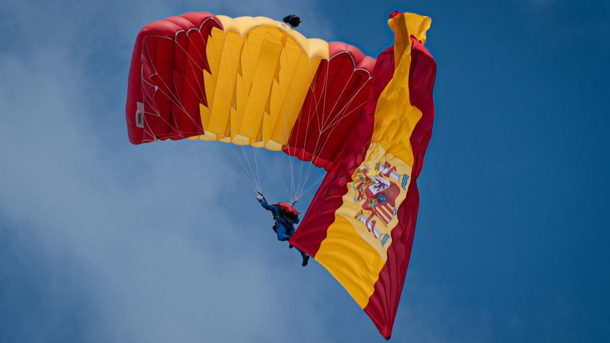 Llegan los paracaidistas con la bandera