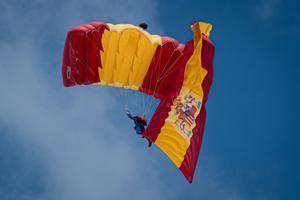 Así ha sido el salto paracaidista durante el desfile del Día de las Fuerzas Armadas
