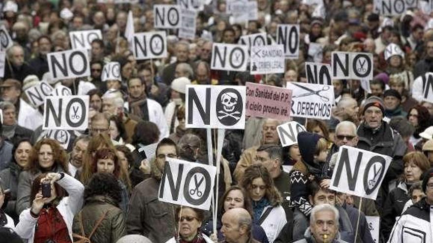 Una &quot;marea blanca&quot; recorre Madrid contra la &quot;venta&quot; de la sanidad