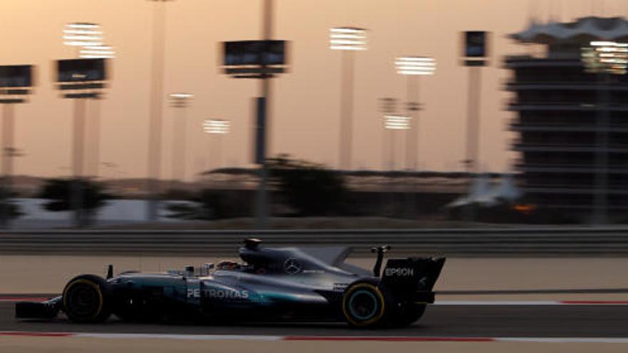 Lewis Hamilton, el mejor en la primera jornada de test en Baréin