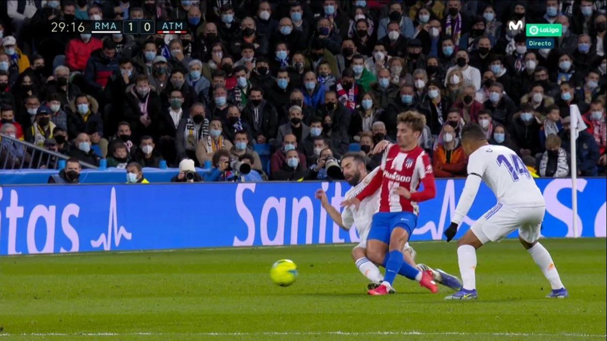 Griezmann, lesionado tres semanas por esta dura entrada de Carvajal no sancionada Griezmann, lesionado tres semanas por esta dura entrada de Carvajal no sancionada
