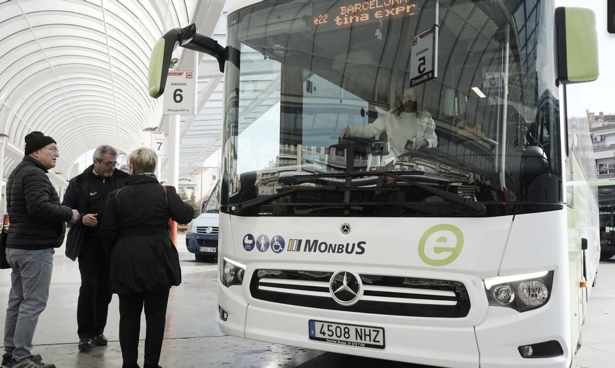 Un dels vehicles de Monbus a punts de sortir de l'estació d'autobusos, aquest dilluns al matí