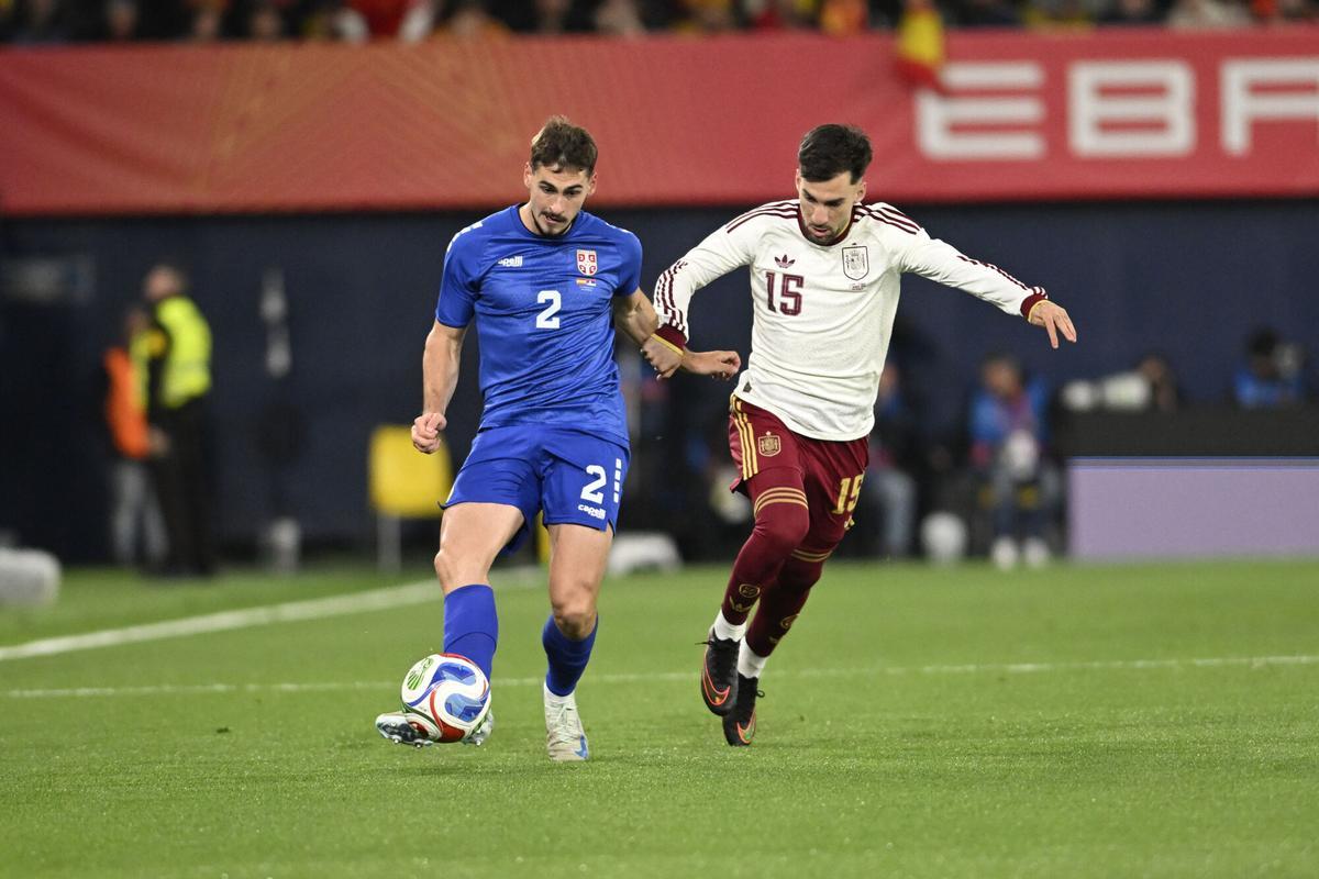 Álex Baena, en una acción del España - Serbia.
