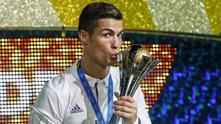 Cristiano Ronaldo besa el trofeo del Mundial de Clubes conquistado con el Real Madrid en Yokohama, Japón.