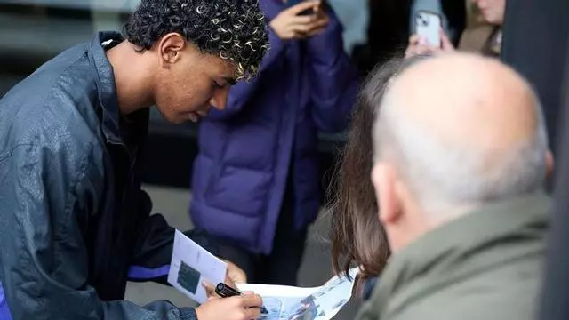 Detalle de Lamine Yamal: firma a una aficionada a su llegada al hotel