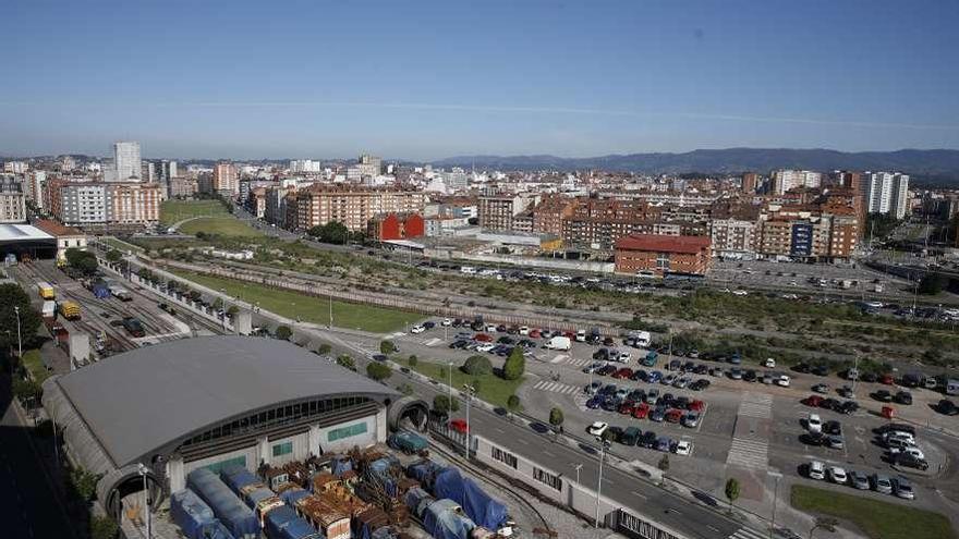 Los terrenos del &quot;solarón&quot;, donde está previsto desarrollar el plan de vías.