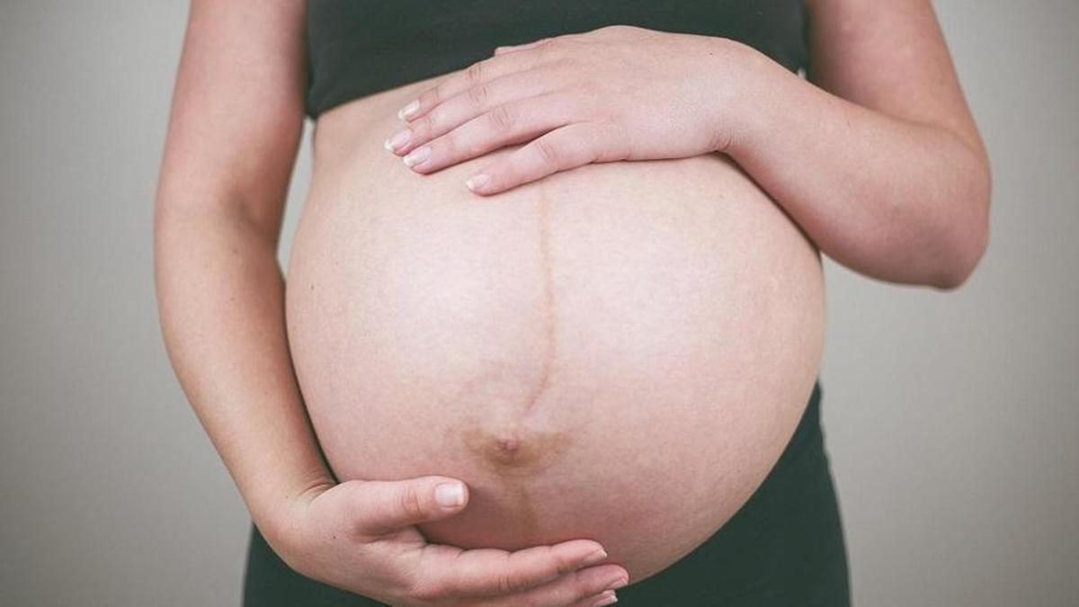 Una mujer embarazada.