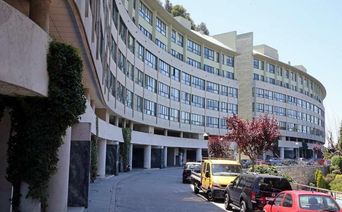 Vista general de la fachada de la urbanización la Colina de Castrelos.