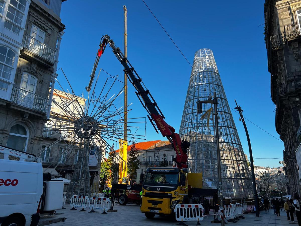 Colocación de la estrella gigante en el árbol de Navidad de Porta do Sol.