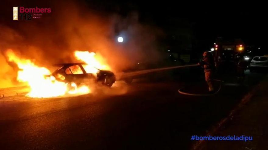Cuatro coches calcinados en un incendio en El Chaparral de Torrevieja