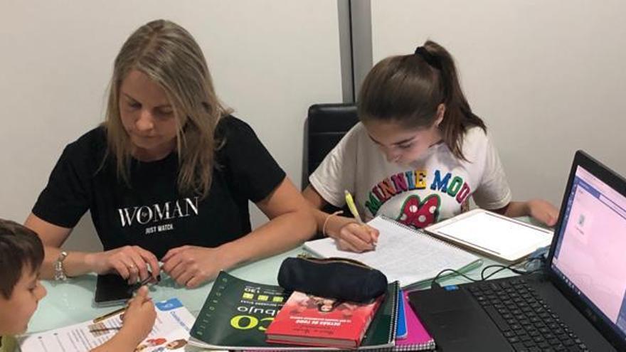 Una familia del colegio Gibraljaire durante una sesión de aprendizaje a distancia.