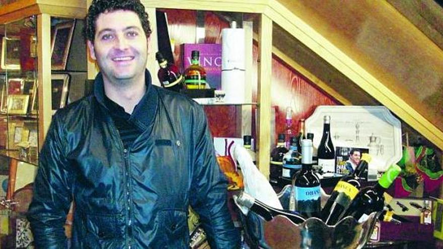 David Seijas junto a unas botellas de vino de Cangas, en la villa.